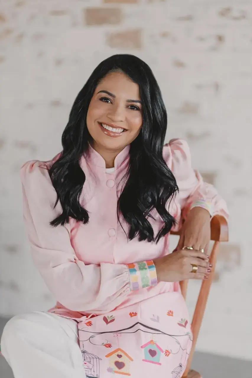 Dra. Laísa em consultório, transmitindo acolhimento
